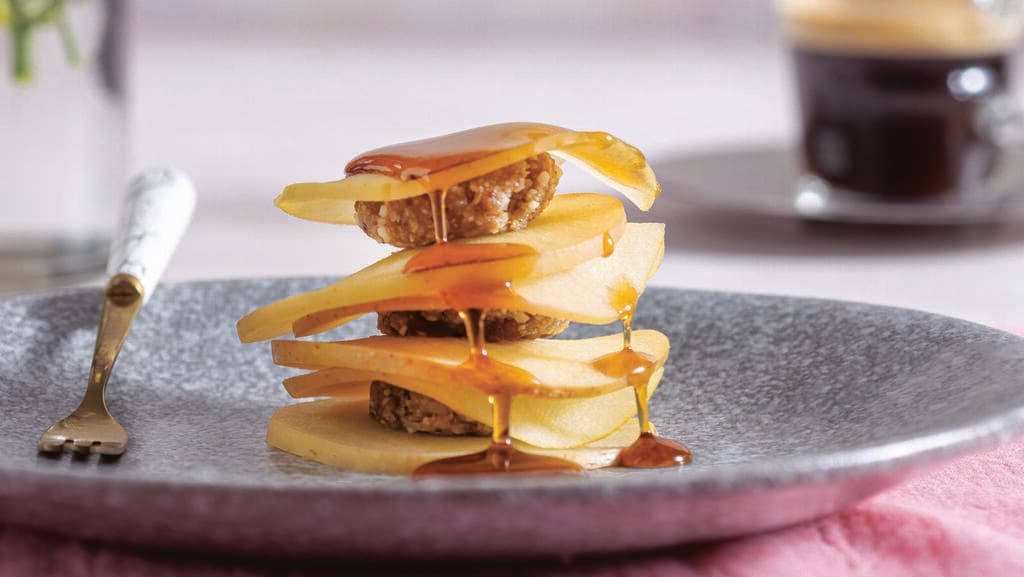 לקינוח: "רביולי" תפוחים במלית מרציפן־אגוזים בסירופ