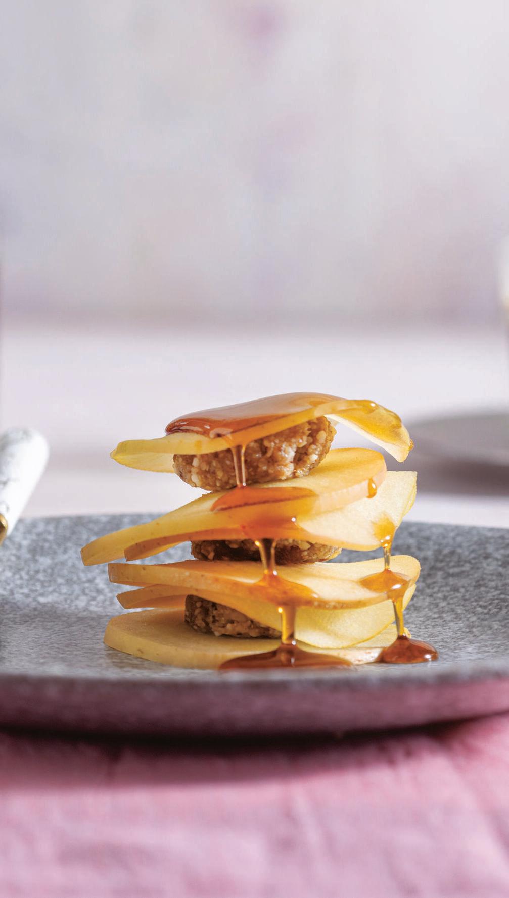 לקינוח: "רביולי" תפוחים במלית מרציפן־אגוזים בסירופ