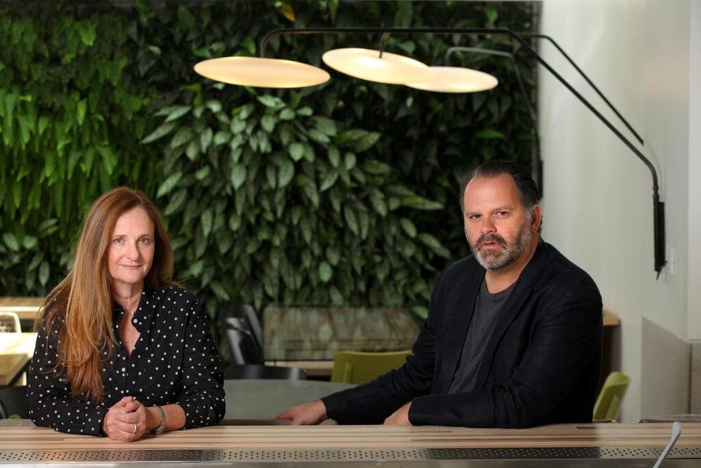 האדריכלים אלון ברנוביץ ואירנה קרוננברג (צילום: עמית שעל) האדריכלים אלון ברנוביץ ואירנה קרוננברג