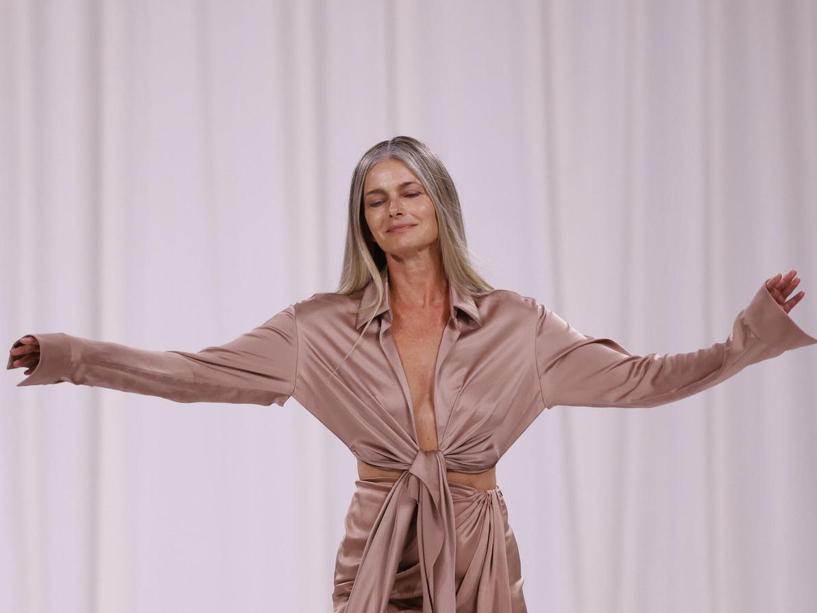 פאולינה פוריצקובה בתצוגה של בלמן (צילום: Vianney Le Caer/Invision/AP) פאולינה פוריצקובה בתצוגת אביב-קיץ 2025 של בלמן