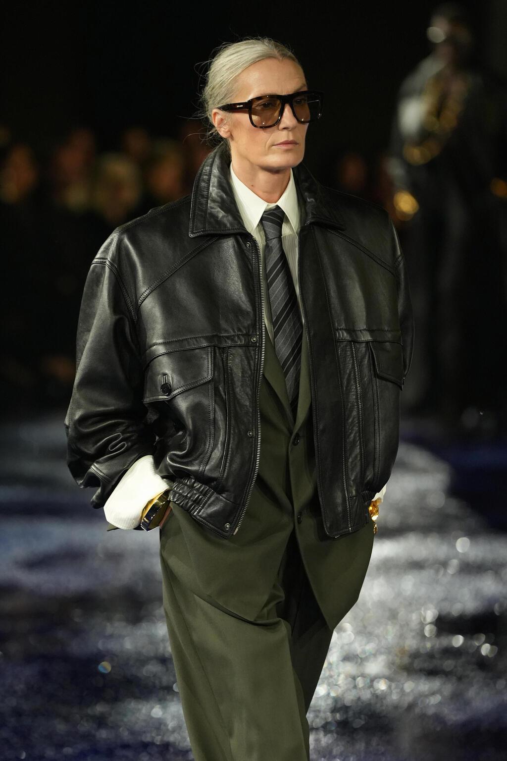 דוגמנית עם שיער לבן בתצוגה של סן לורן (צילום: Francois Durand/Getty Images) תצוגת אביב-קיץ 2025 של סן לורן