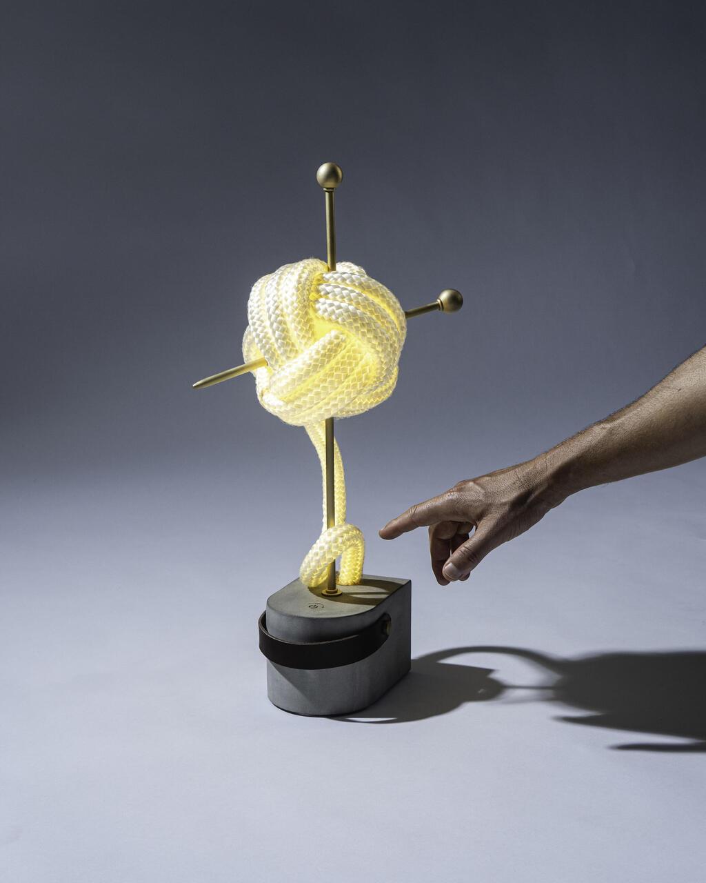 גוף תאורה בהשראת קשר ימאים, סטודיו נוב (צילום: Meidan Gil Arush) גוף תאורה בהשראת קשר ימאים, סטודיו נוב