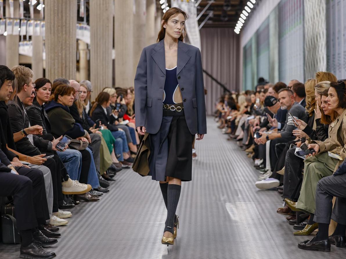 אלכסה צ'אנג מדגמנת בתצוגת אביב-קיץ 2025 של מיו מיו