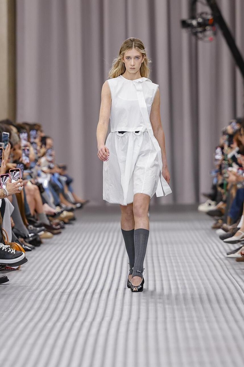 סאנדיי רוז קידמן אורבן מדגמנת בתצוגת אביב-קיץ 2025 של מיו מיו