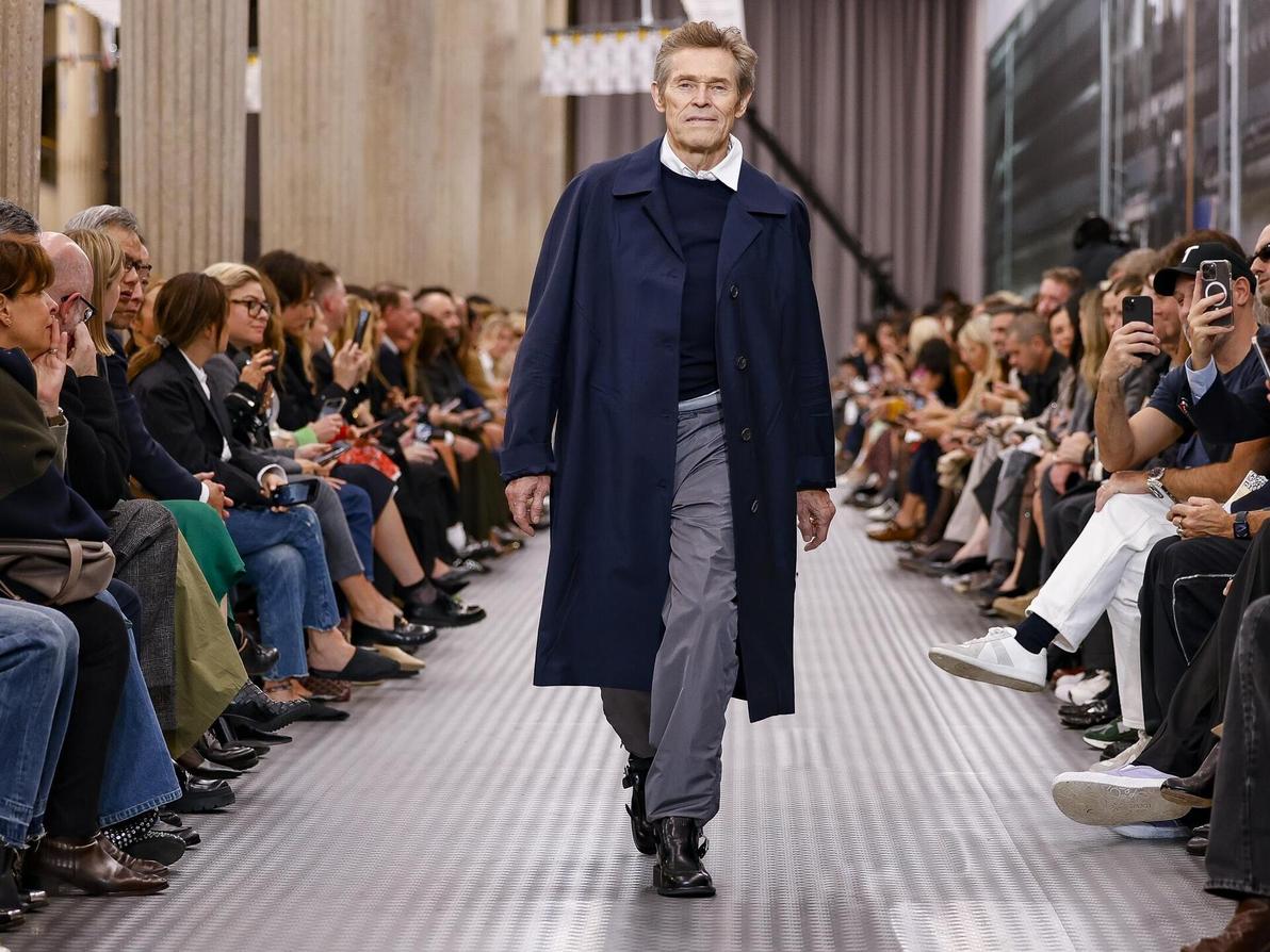 ווילם דפו מדגמן בתצוגת אביב-קיץ 2025 של מיו מיו