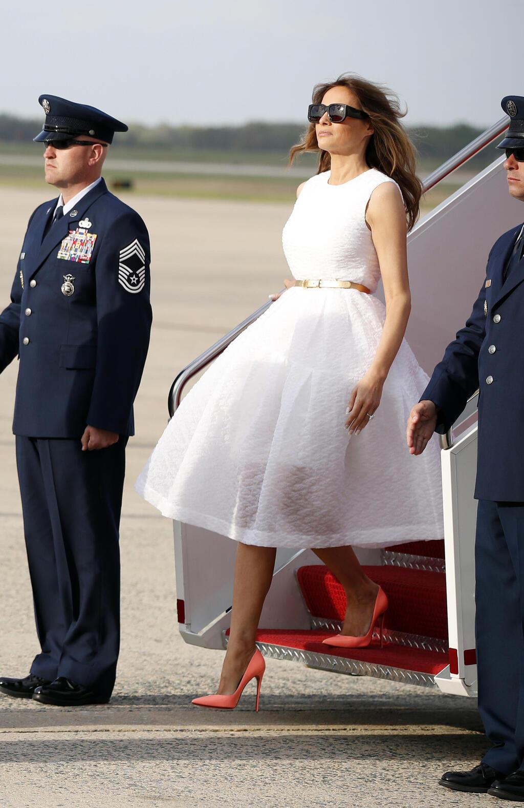 מלניה טראמפ יורדת ממטוס אייר פורס וואן, 2017