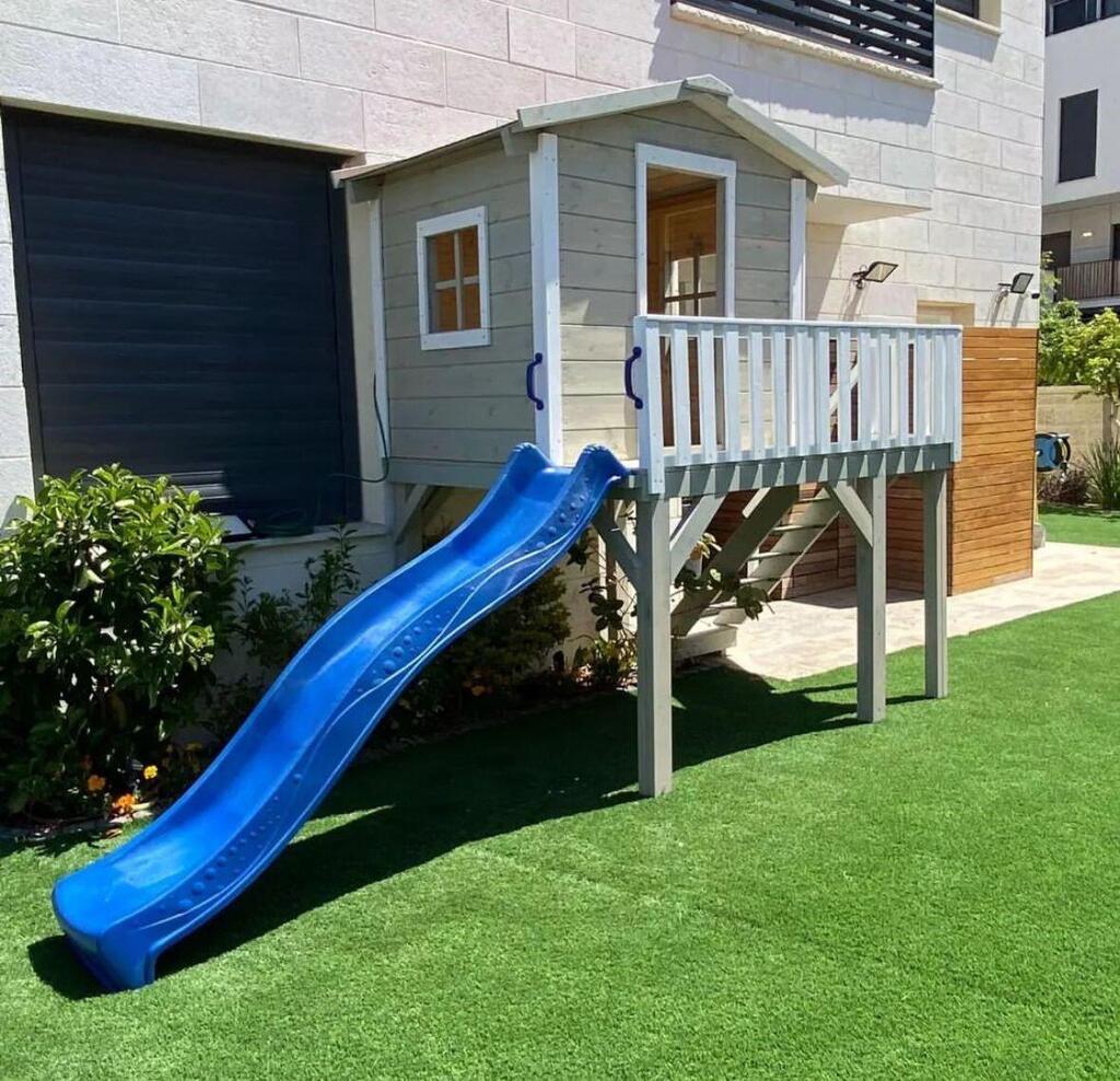 בית מעץ בגינה של דירת גן. עיצוב וביצוע יובל רונג - בתי עץ לילדים