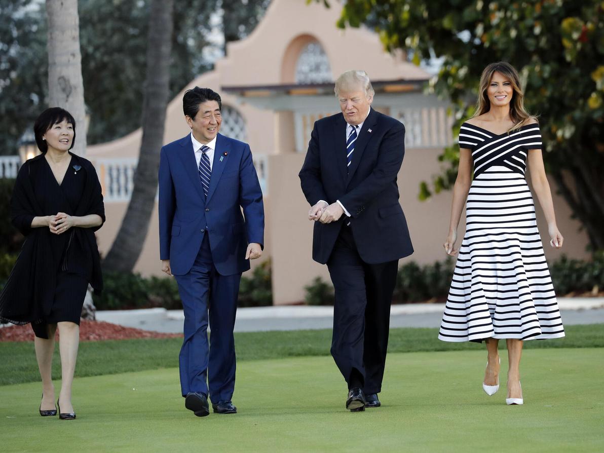 מלניה טראמפ בפגישה עם ראש ממשלת יפן ורעייתו, 2018