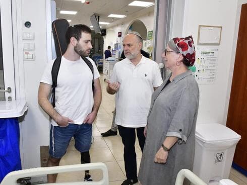 כבי, מושי ואורי בביקור בחדר טיפול נמרץ שבו אורי אושפז