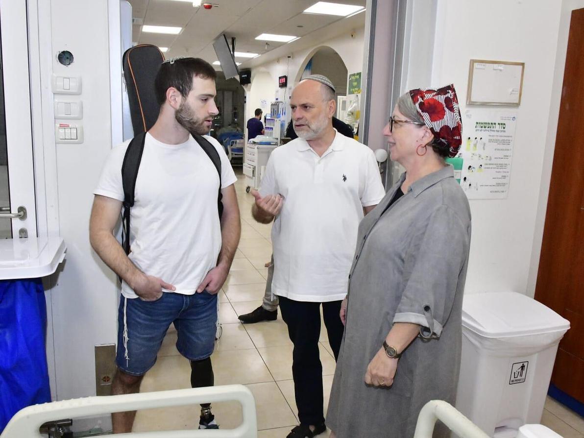 כבי, מושי ואורי בביקור בחדר טיפול נמרץ שבו אורי אושפז
