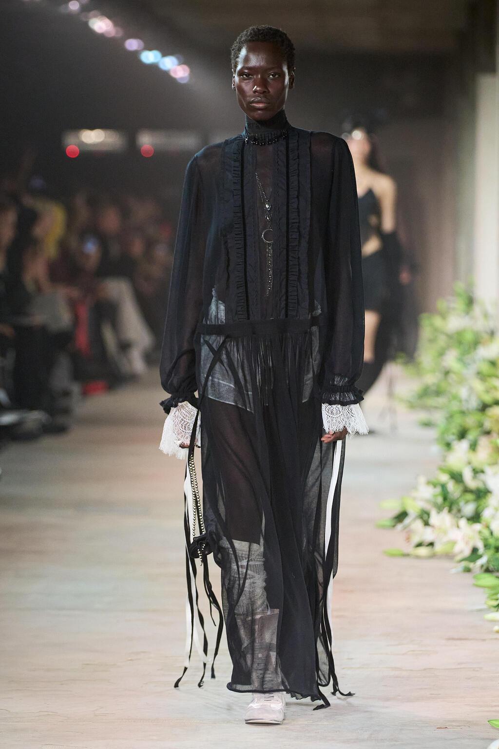 מדגמנת בתצוגת אביב-קיץ 2025 של אן דמולמיסטר (צילום: Francois Durand/Getty Images) אוור אודיאנג מדגמנת בתצוגת אביב-קיץ 2025 של אן דמולמיסטר