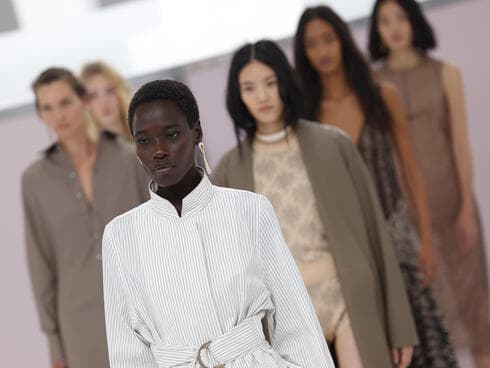 "תמיד הרגשתי מבודדת". אוור אודיאנג מדגמנת בתצוגת אביב-קיץ 2025 של פנדי "תמיד הרגשתי מבודדת". אוור אודיאנג מדגמנת בתצוגת אביב-קיץ 2025 של פנדי