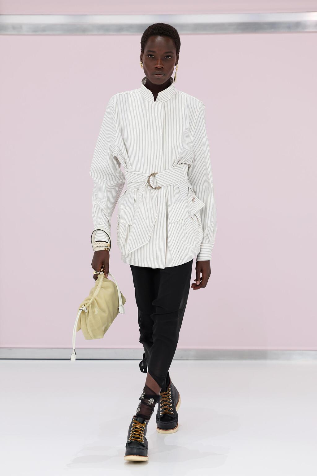 בתצוגת אביב-קיץ 2025 של פנדי (צילום: Vittorio Zunino Celotto/Getty Images) אוור אודיאנג מדגמנת בתצוגת אביב-קיץ 2025 של פנדי