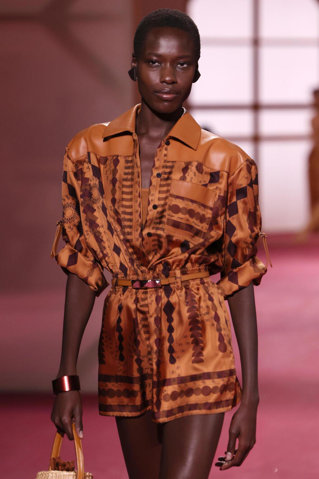 מדגמנת בתצוגת אביב-קיץ 2025 של הרמס (צילום: Pascal Le Segretain/Getty Images) אוור אודיאנג מדגמנת בתצוגת אביב-קיץ 2025 של הרמס