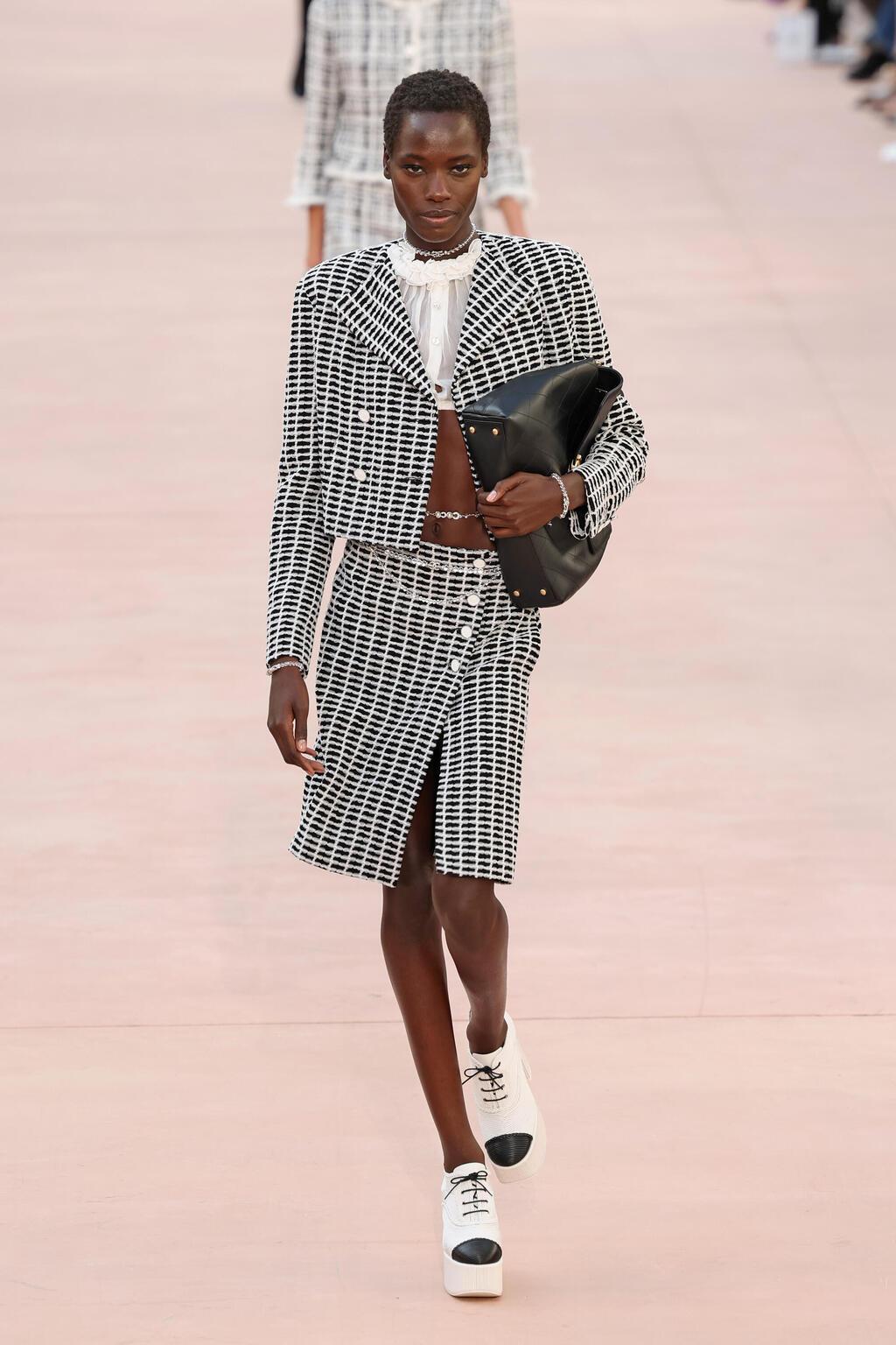 אוור אודיאנג בתצוגת אביב-קיץ 2025 של שאנל (צילום: Vittorio Zunino Celotto/Getty Images) אוור אודיאנג מדגמנת בתצוגת אביב-קיץ 2025 של שאנל