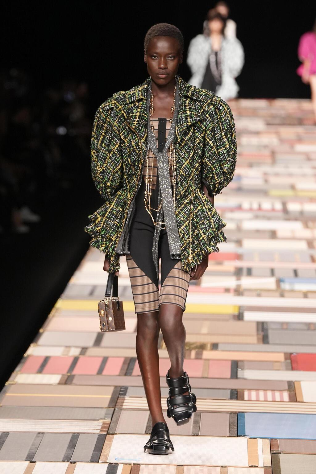 על המסלול בתצוגת אביב-קיץ 2025 של לואי ויטון (צילום: Francois Durand/Getty Images) אוור אודיאנג מדגמנת בתצוגת אביב-קיץ 2025 של לואי ויטון