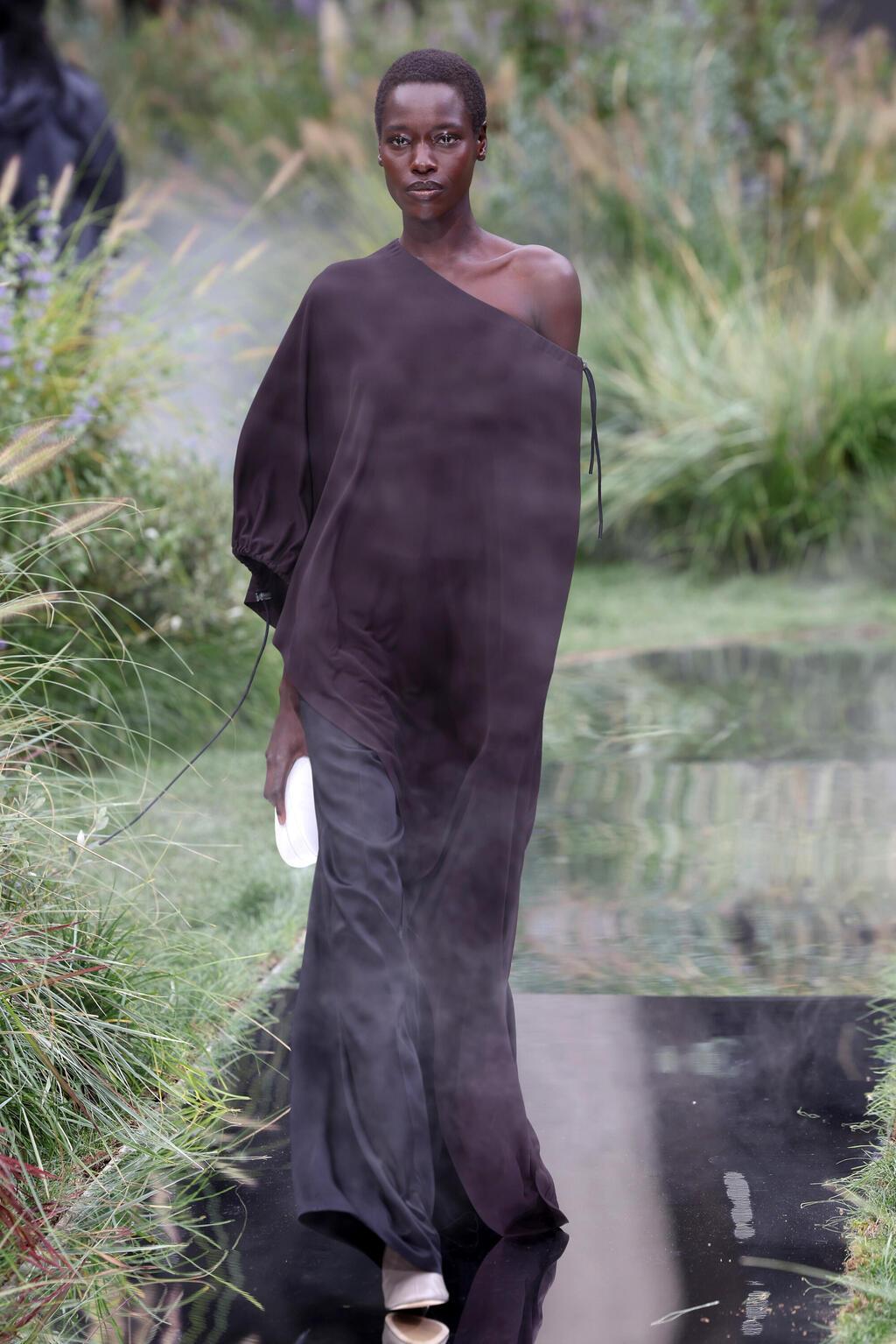 אוור אודיאנג בתצוגת אביב-קיץ 2025 של בוס (צילום: Vittorio Zunino Celotto/Getty Images) אוור אודיאנג מדגמנת בתצוגת אביב-קיץ 2025 של בוס