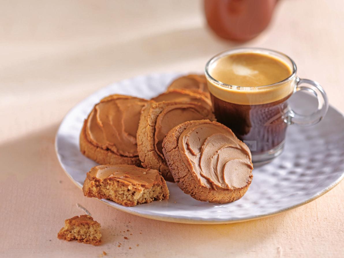 עוגיות שקדים עם  קפה שחור ותבלינים