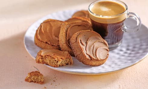 עוגיות שקדים עם  קפה שחור ותבלינים