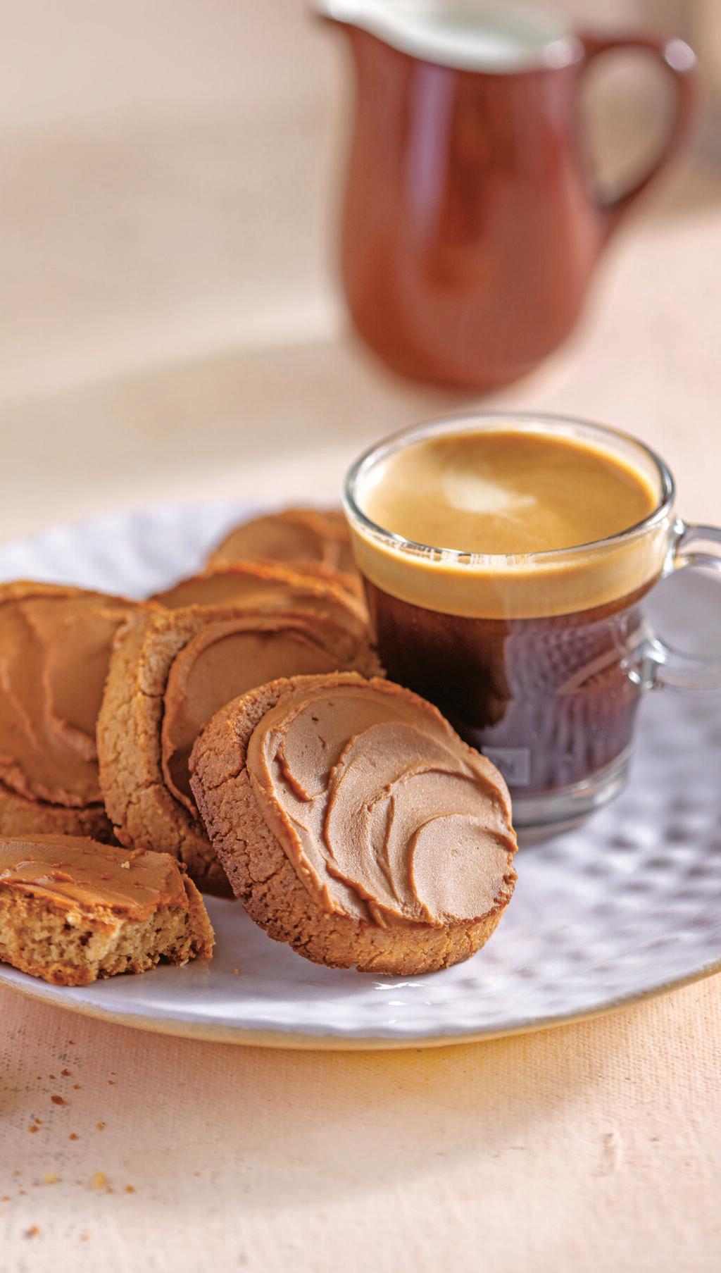 עוגיות שקדים עם  קפה שחור ותבלינים