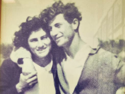אבי, מאיר הרצברג ואמי, רבקה ז"ל, ביום חתונתם. "אין יום שאני לא חושב עליה", אמר לי אבא