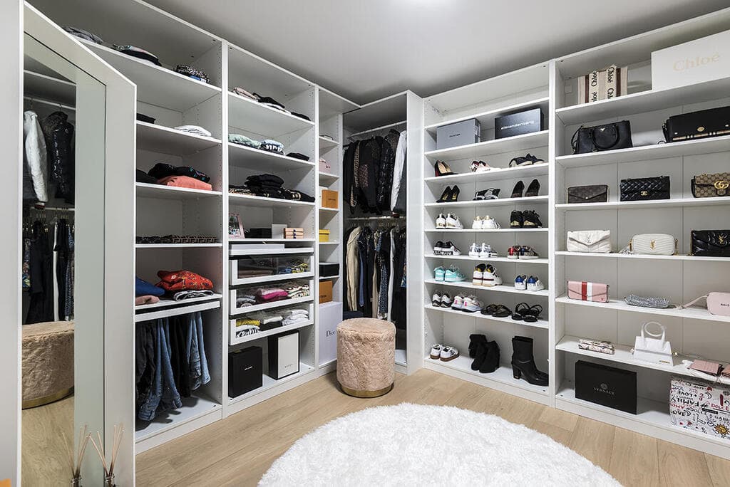 כולל אבק. חדר ארונות בלי דלתות בכלל, עיצוב: שירלי דן (צילום: שי אדם) חדר ארונות בלי דלתות בכלל, עיצוב: שירלי דן