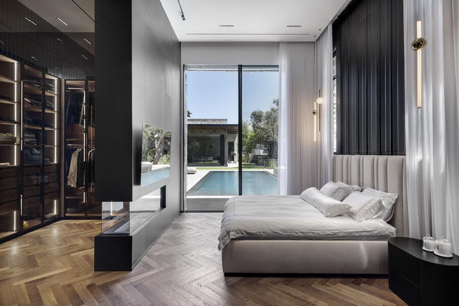 ארונות שקופים אך מאחורי מחיצה. עיצוב: אורלי סילבר (צילום: עודד סמדר, באדיבות ריהוט OKNIN) ארונות שקופים, עיצוב: אורלי סילבר