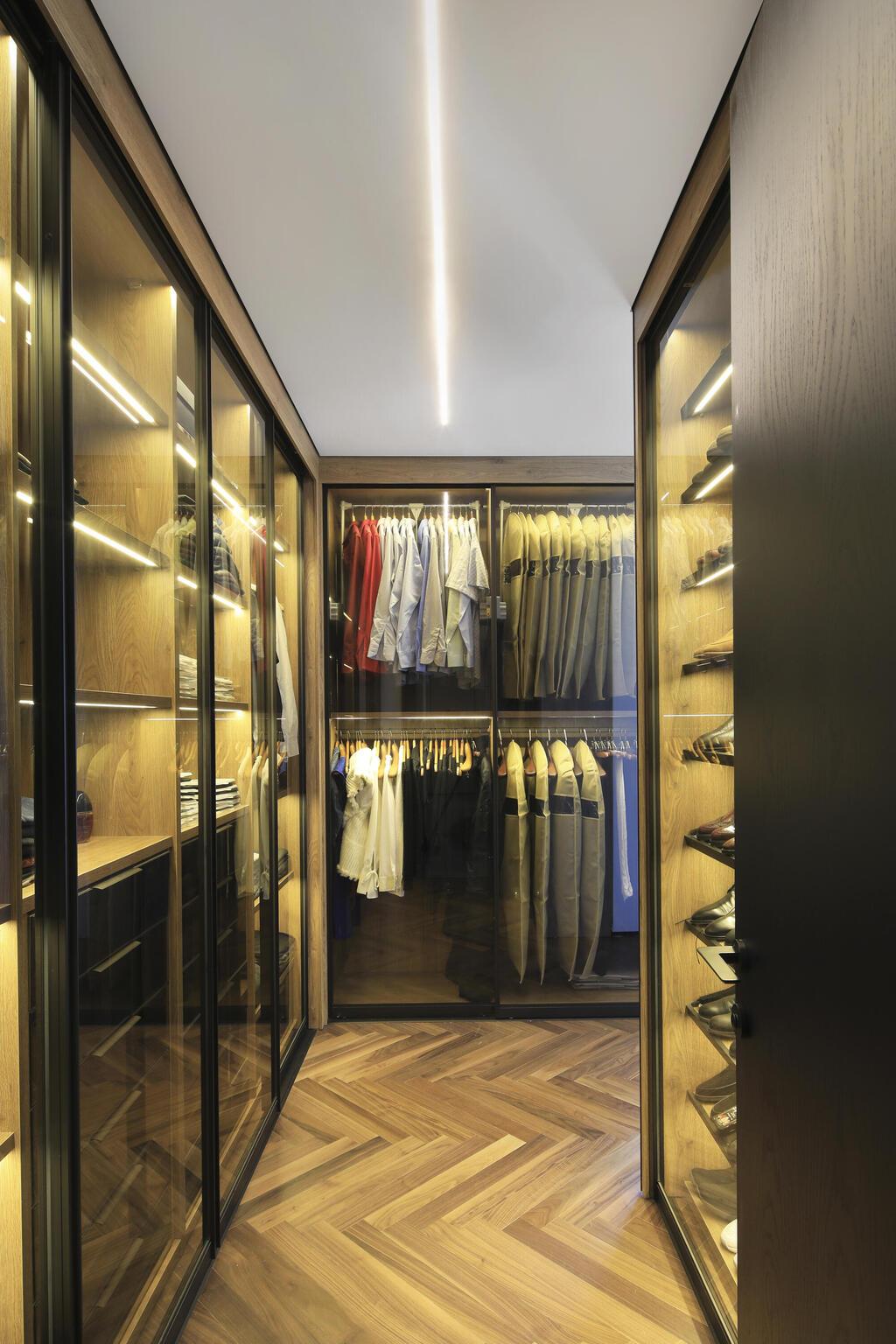 חדר ארונות שקוף ופינתי. עיצוב: רונית שיסמן (צילום: ערן תורג'מן, באדיבות דלקוב) חדר ארונות שקוף, עיצוב: רונית שיסמן