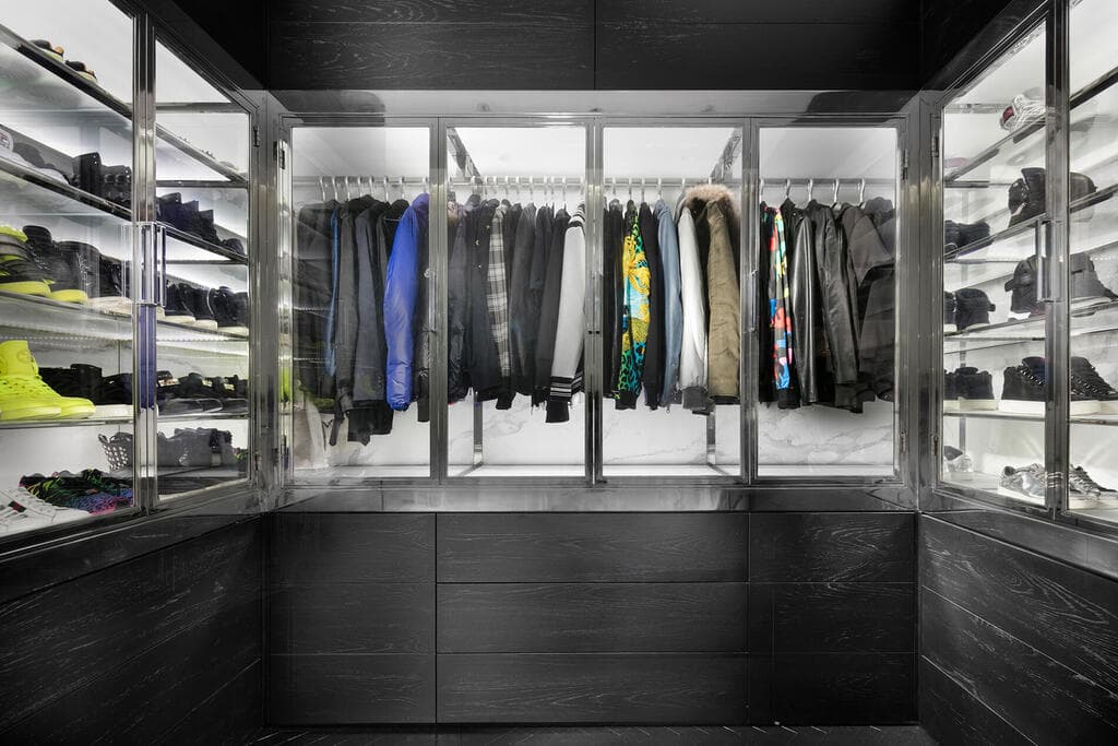 בני נוער וצעירים רוכשים מותגים ורוצים להציג אותם. עיצוב: אורון מילשטיין (צילום: אלעד גונן) חדר ארונות שקוף למחצה, עיצוב: אורון מילשטיין