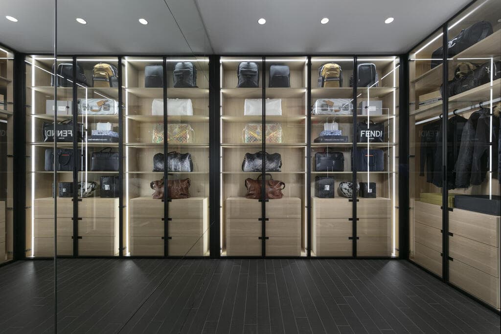 חדר ארונות שקוף בחלקו, עיצוב: אורון מילשטיין (צילום: אלעד גונן) חדר ארונות שקוף למחצה, עיצוב: אורון מילשטיין