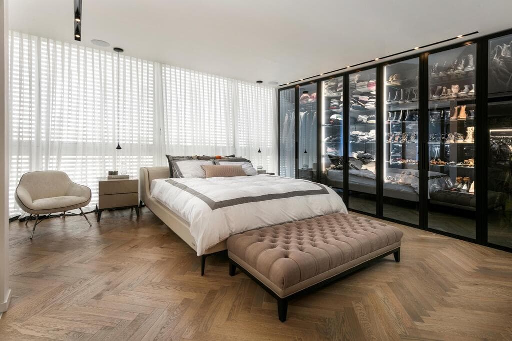 ארון שקוף ליד המיטה מחייב סדר מתמיד כדי שהבלגן לא יפריע בעין. עיצוב: צביה קזיוף (צילום: אלעד גונן) ארון שקוף, עיצוב: צביה קזיוף