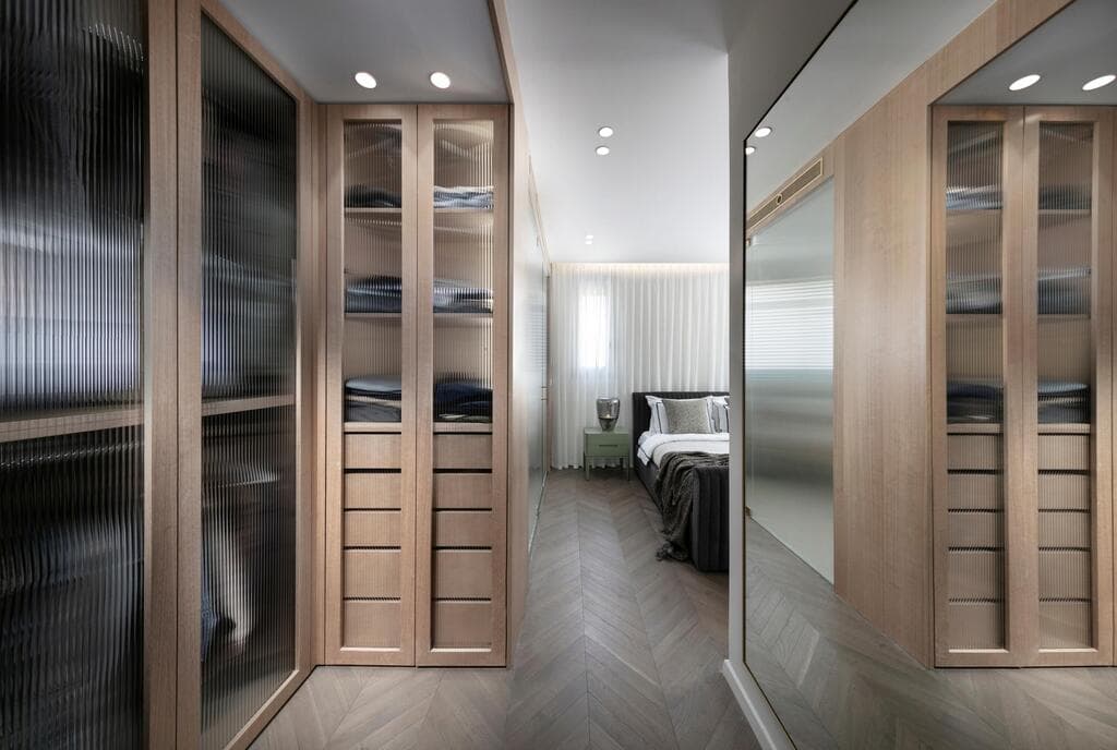 דרך הביניים: ארון שקוף חלקית, עם זכוכית סבתא. עיצוב: צביה קזיוף (צילום: אלעד גונן) ארון שקוף חלקית, עיצוב: צביה קזיוף