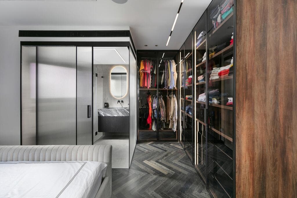 משחקי שקיפות: חדר ארונות שקוף ליד חדר רחצה שקוף. עיצוב: מיכאל אוחיון (צילום: אלעד גונן, באדיבות דלקוב) חדר ארונות שקוף, עיצוב מיכאל אוחיון