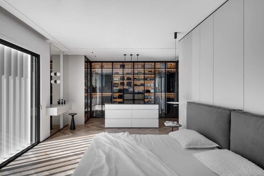 ארונות שקופים בחדר השינה, עיצוב: אתי אטיאס (צילום: עודד סמדר, באדיבות OKNIN ריהוט) ארונות שקופים בחדר השינה, עיצוב: אתי אטיאס