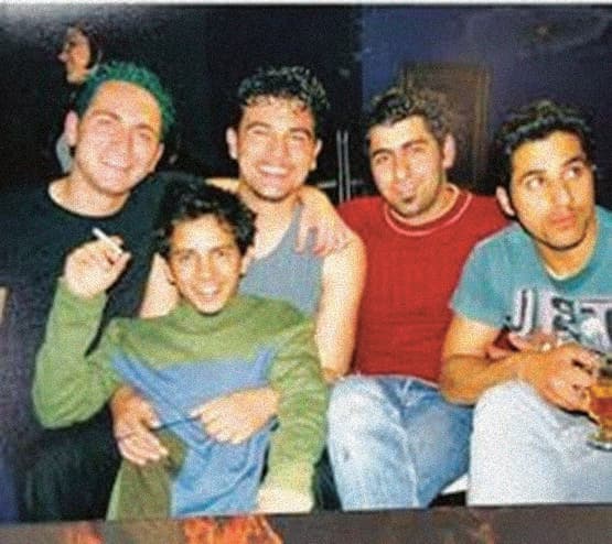 שלישי מימין, עם "מה קשור" ושחר חסון 