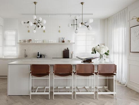 דירה בבניין שעבר תמ"א. מלבנית וארוכה, בשטח של 120 מ"ר עם מרפסת של 12 מ"ר