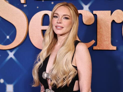 פופולרית מתמיד בעולם האופנה. לינדזי לוהן בהקרנה של "הסוד הקטן שלנו", 2024