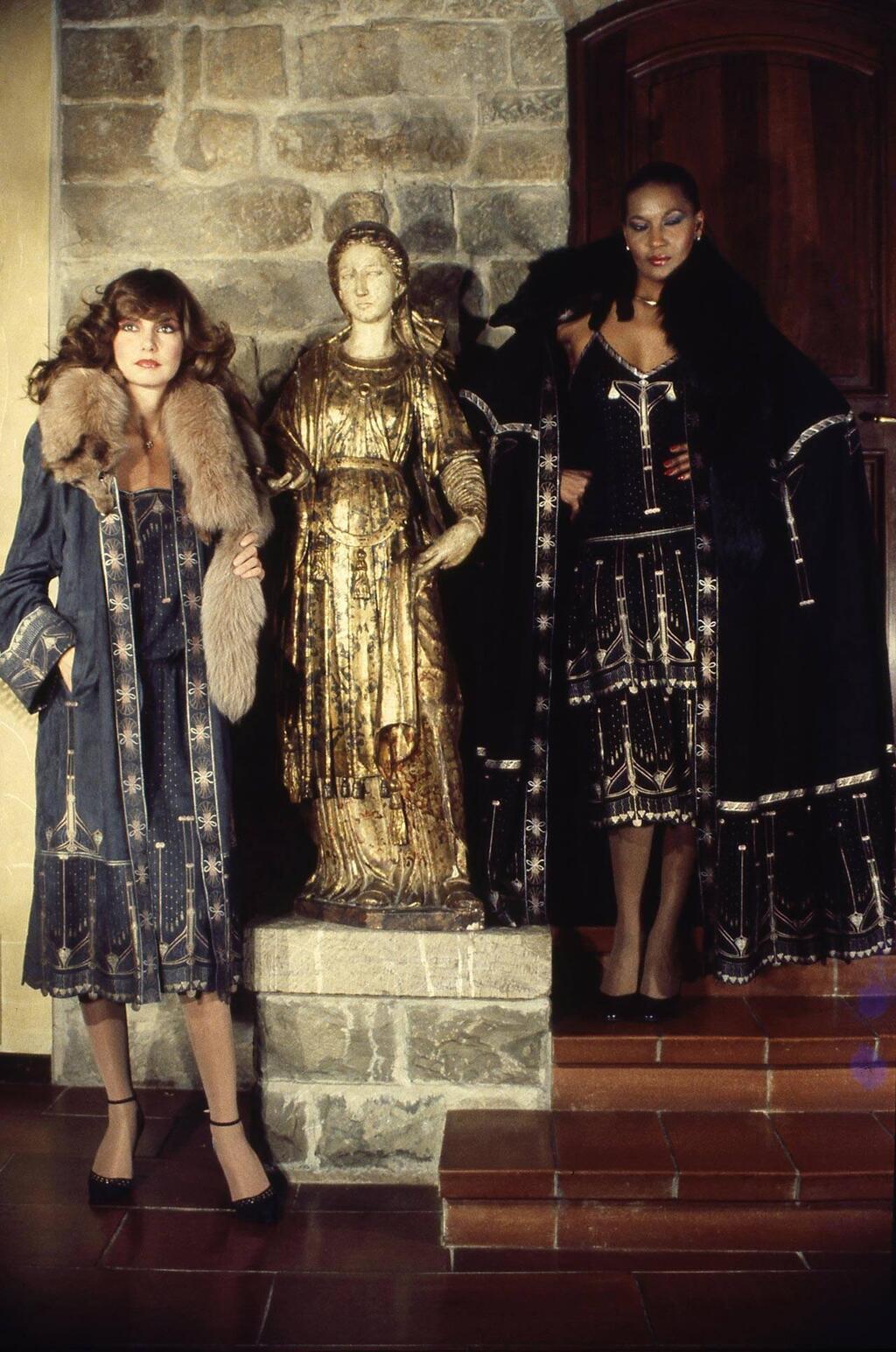 מערכות לבוש מעור בהדפס משי בעיצוב תמרה יובל ג'ונס לרוברטו קוואלי, 1980