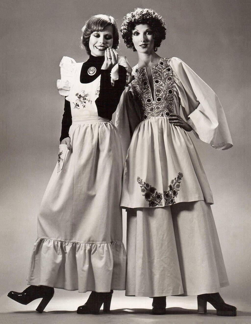 קארין דנסקי ובתיה דיסנצ'יק בעיצוב של תמרה יובל ג'ונס למשכית, 1972