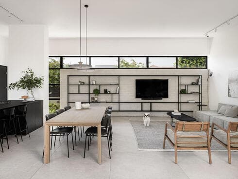 הקיר אטום כדי לאפשר פרטיות מול השטח הציבורי שמעברו