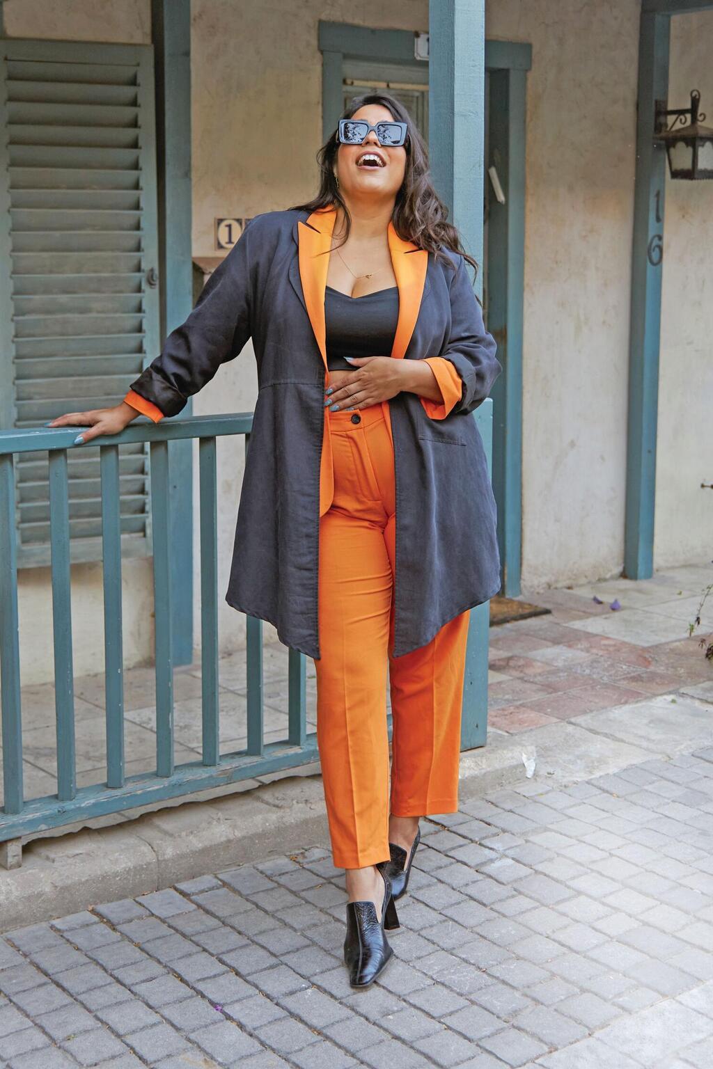 ז'קט: דורין פרנקפורט, חליפה: ג'אמפ & עונות, טופ: הרואיק, נעליים: ג'פרי קמפבל, משקפיים: פראדה
( צילום: נועם גולדשטיין) מעין דורי