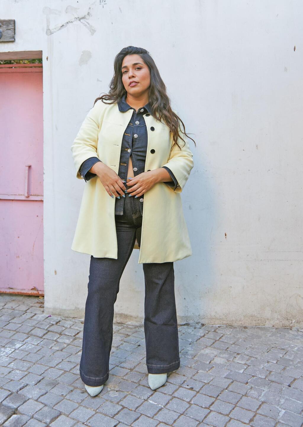 ז'קט: זארה (באיטליה), חליפת ג'ינס: גולברי, טופ: הרואיק, נעליים: שופרא
( צילום: נועם גולדשטיין) מעין דורי