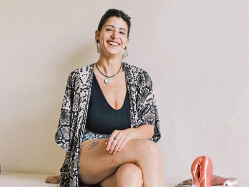 פשוט לגעת, ולאט לאט תרגישו עונג. שירה זיו
