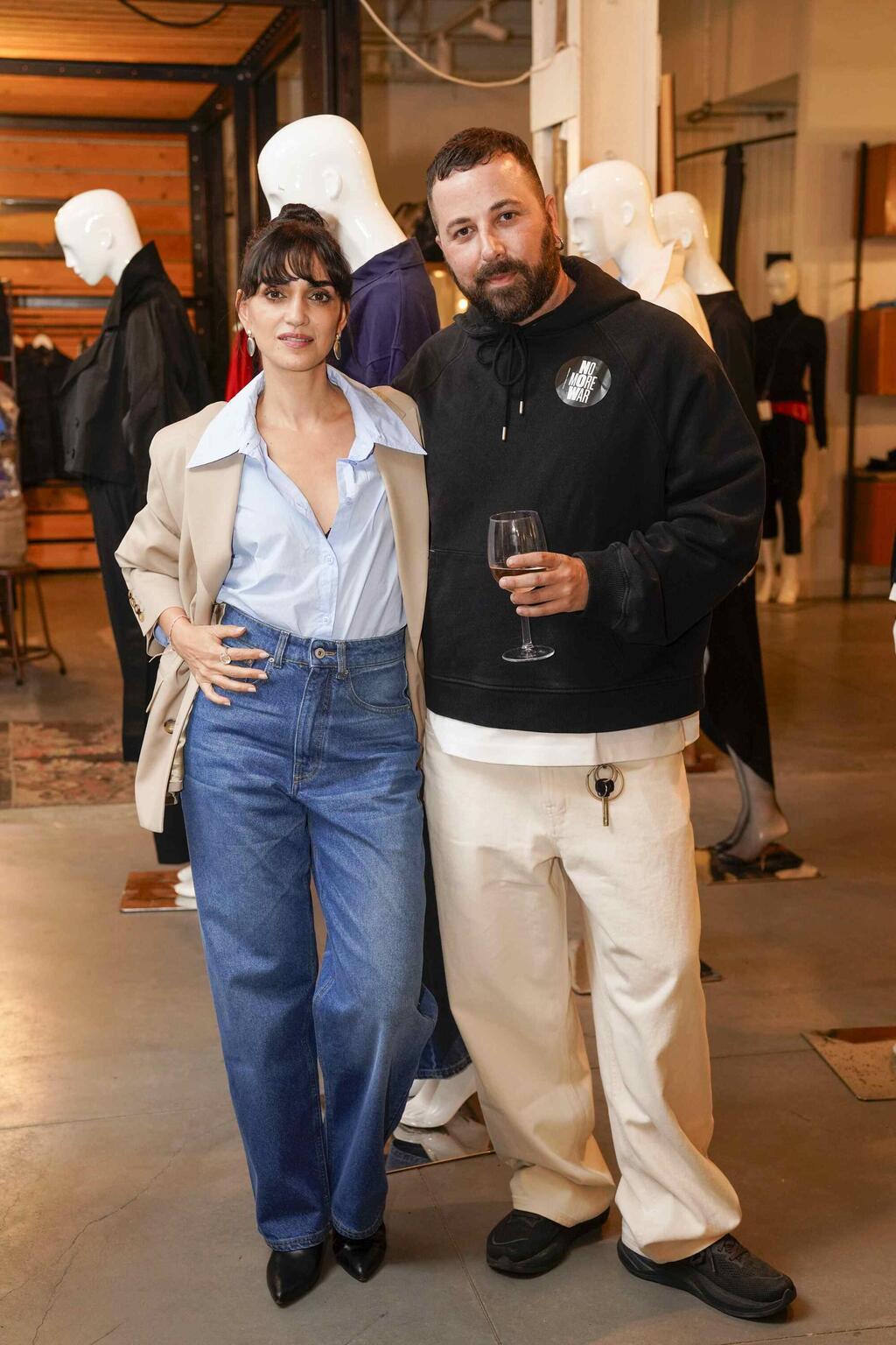 לירז צ'רכי ותומר אלמוזנינו בהשקת הקולקציה שלו לקום איל פו (צילום: תמיר חיון) לירז צ'רכי ותומר אלמוזנינו בהשקת הקולקציה שלו לקום איל פו