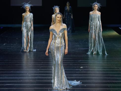 "סעודיה רוצה את העולם אצלה". קנדיס סוונפול מדגמנת בתצוגת אופנה של אלי סאאב בריאד, 2024