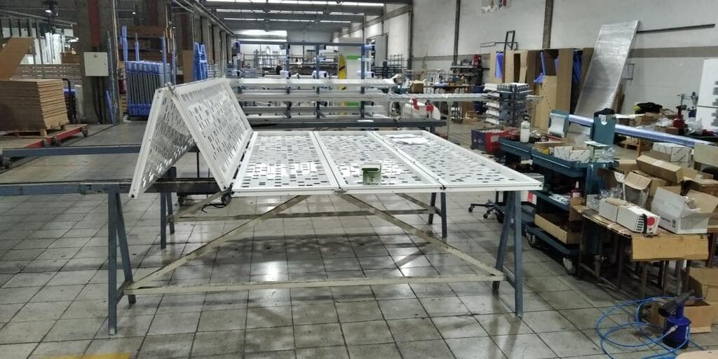 חזית הבניין נעשתה ע"י החברה הספרדית גראדהרמטיק (Gradhermetic) בברצלונה (צילום באדיבות Gradhermetic) הבניין לפני ותוך כדי העבודה עליו, בניין התחרה ברחוב אחד העם