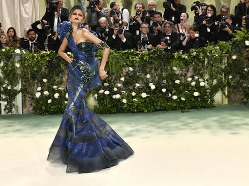 זנדאיה לובשת עיצוב של ג'ון גליאנו למרג'יאלה בגאלה של המטרופוליטן, 2024