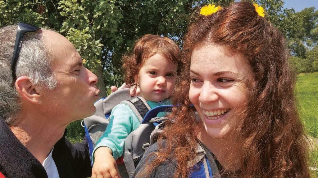 לא הסכים לעזוב את הקיבוץ. קית' ושיר עם אחת הנכדות