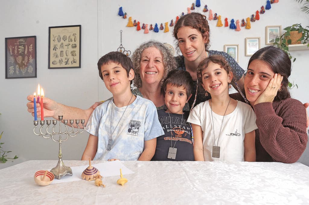 "היא חזרה ובעלה עדיין שם, זה מעבר לכל דמיון". שיר עם אמה אביבה, אחותה אילן והנכדים,  בחנוכה 2023, לאחר שובה של האם מהשבי 