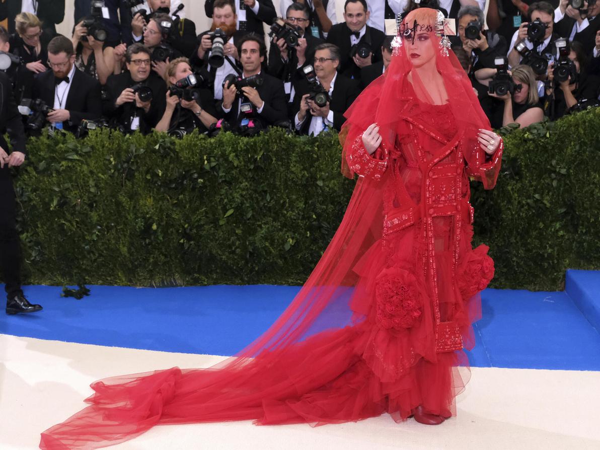 קייטי פרי לובשת עיצוב של ג'ון גליאנו למרג'יאלה בגאלה של המטרופוליטן, 2017